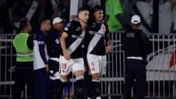 Jogadores do Vasco comemoram gol na vitória sobre o Independiente Santa Fe