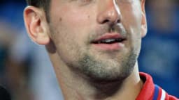 Novak Djokovic em quadra de tênis