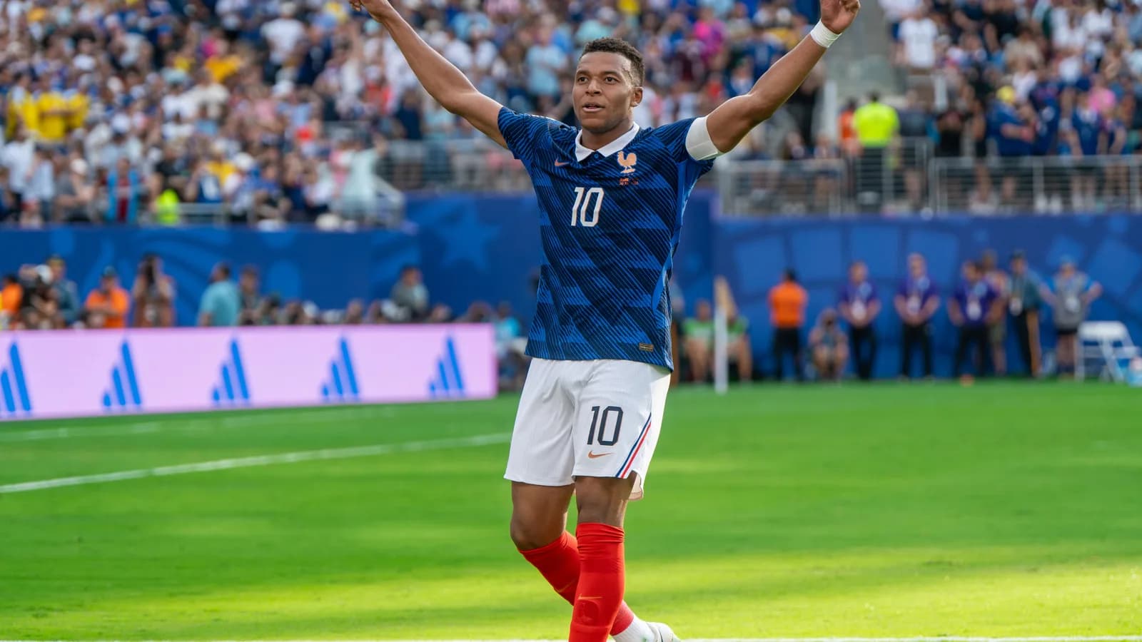 Kylian Mbappé em campo com a camisa da seleção francesa, imagem de arquivo