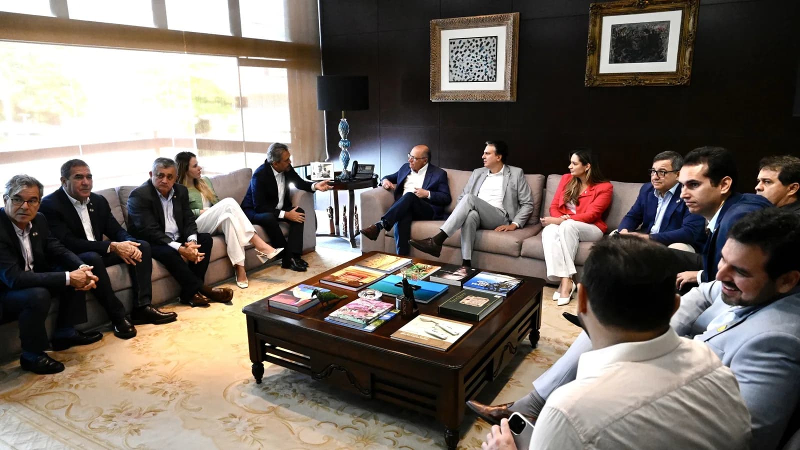 Governador do Ceará, Elmano de Freitas, em encontro institucional sentado em poltrona ao lado de outra autoridade