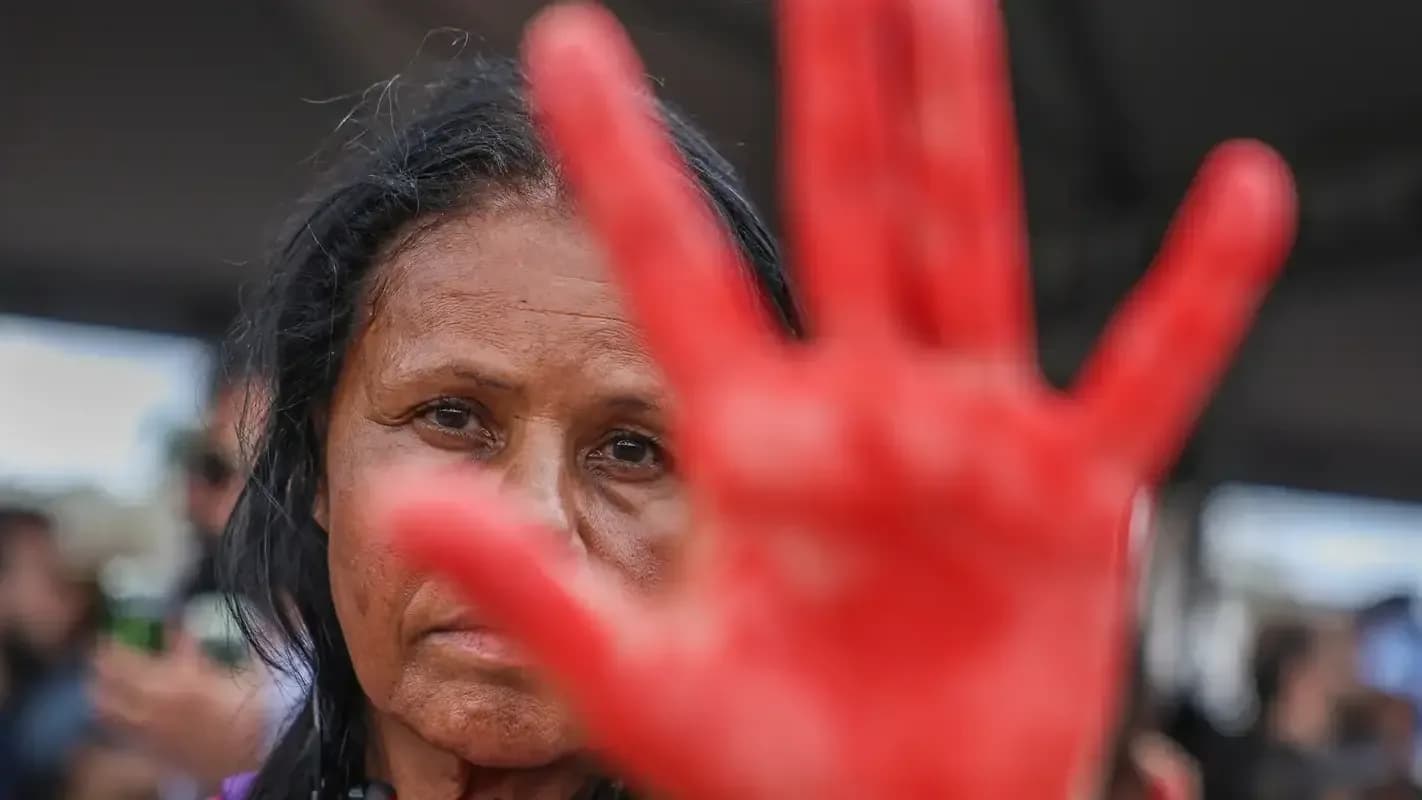 Manifestante com a mão pintada de vermelho em ato contra o feminicídio, foto de arquivo
