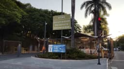 Portão principal de entrada da UFMG, com placa da universidade no campus da Pampulha, em Belo Horizonte
