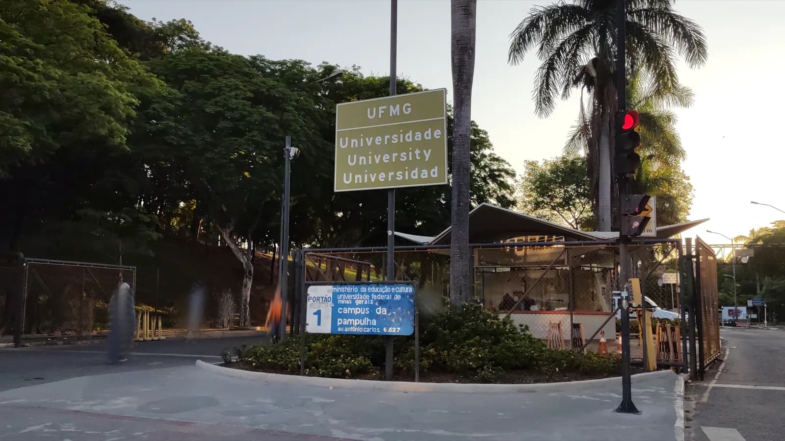 Portão principal de entrada da UFMG, com placa da universidade no campus da Pampulha, em Belo Horizonte