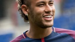 Neymar sorri em campo com o uniforme do PSG, em foto de arquivo