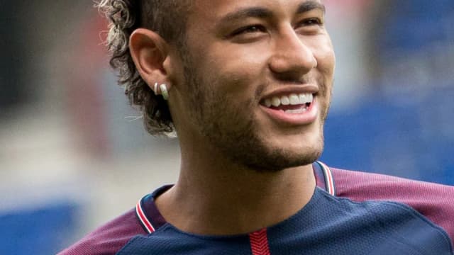 Neymar sorri em campo com o uniforme do PSG, em foto de arquivo