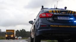 Viatura da Polícia Rodoviária Federal em rodovia, ao lado de caminhão, foto de arquivo