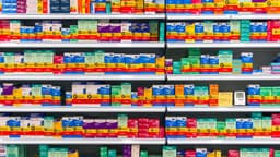 Prateleira de medicamentos genéricos em farmácia brasileira, imagem ilustrativa