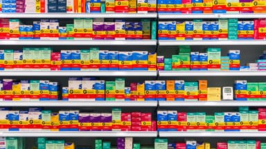 Prateleira de medicamentos genéricos em farmácia brasileira, imagem ilustrativa