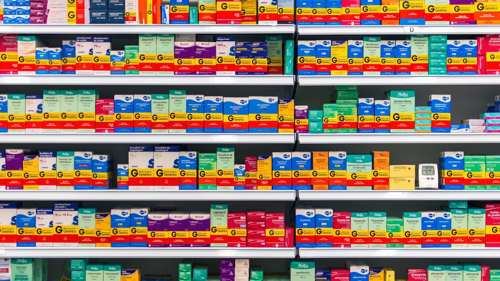 Prateleira de medicamentos genéricos em farmácia brasileira, imagem ilustrativa
