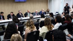 Ministro da Fazenda, Dario Durigan, fala em reunião com outras autoridades sobre medidas econômicas