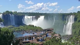 Vista das Cataratas do Iguaçu com passarela cheia de turistas em primeiro plano, foto de arquivo