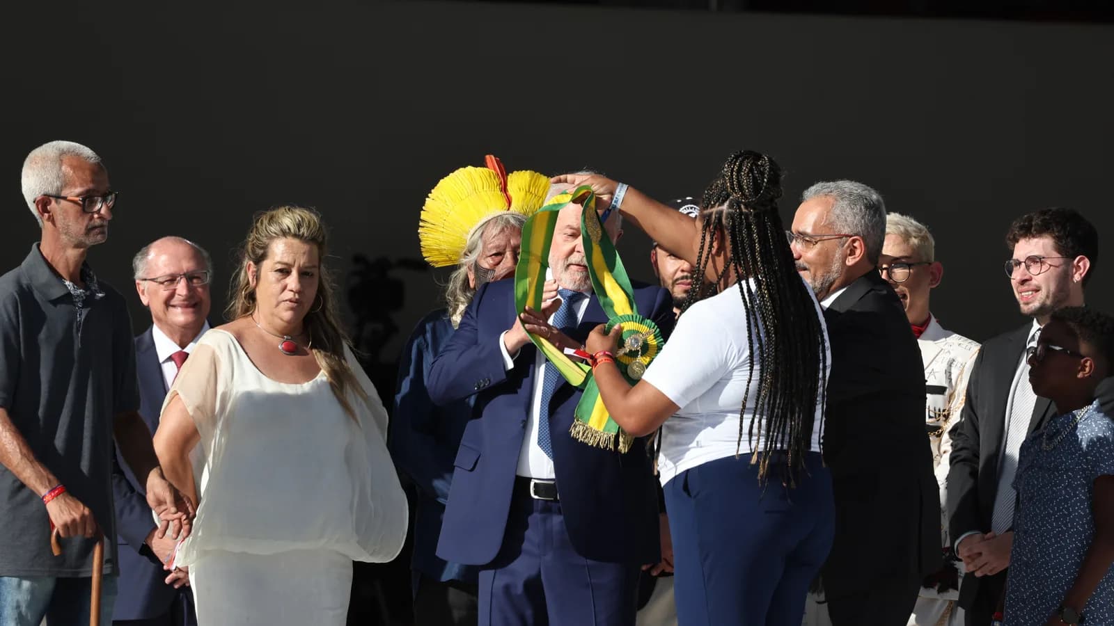 Lula recebe a faixa presidencial durante cerimônia de posse em Brasília (imagem de arquivo, 1º de janeiro de 2023)