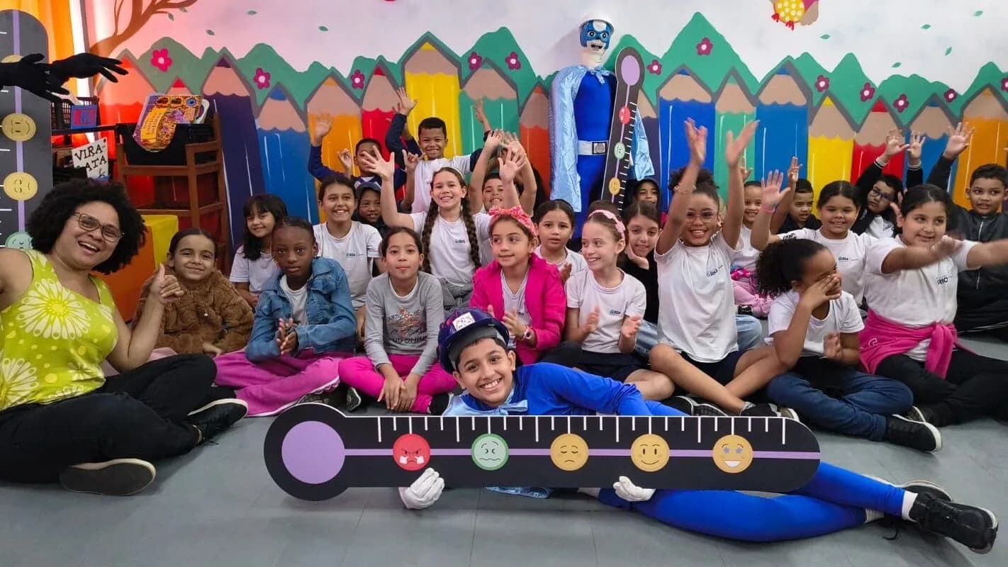 Crianças sorrindo em sala de aula de escola municipal, foto de arquivo sem relação com o surto