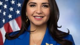 Retrato oficial da deputada democrata Delia Ramirez, dos Estados Unidos