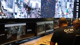 Operadores monitoram câmeras de segurança em central de combate ao crime organizado em São Paulo