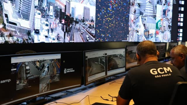 Operadores monitoram câmeras de segurança em central de combate ao crime organizado em São Paulo