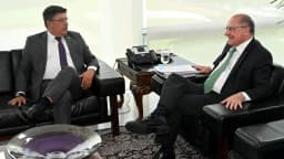Senador Carlos Viana (à esquerda) em reunião de gabinete, foto de arquivo