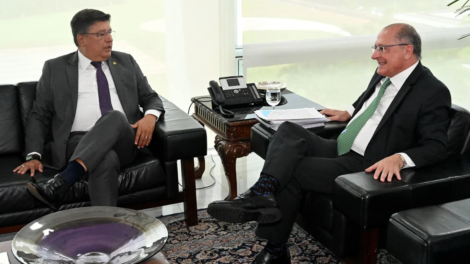 Senador Carlos Viana (à esquerda) em reunião de gabinete, foto de arquivo