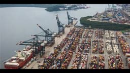 Vista aérea do Porto de Santos, com navio porta-contêineres atracado, guindastes e pátio de contêineres (foto de arquivo, ilustra o comércio exterior brasileiro)