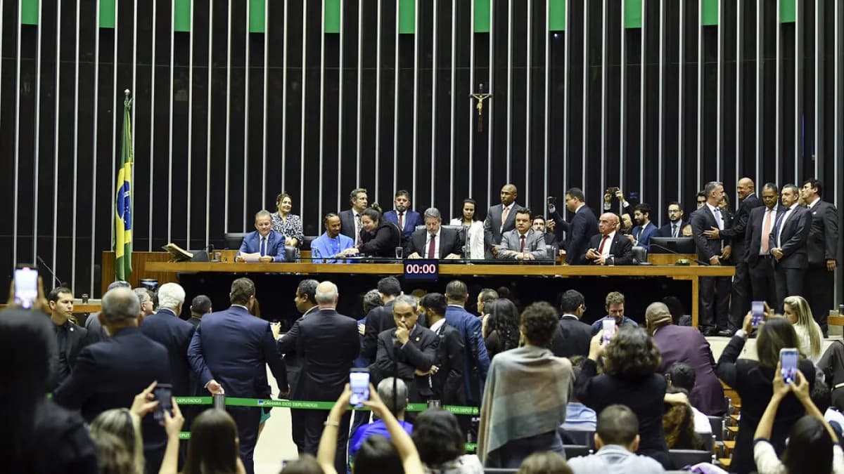 Plenário da Câmara dos Deputados reunido em sessão, com parlamentares e público presentes