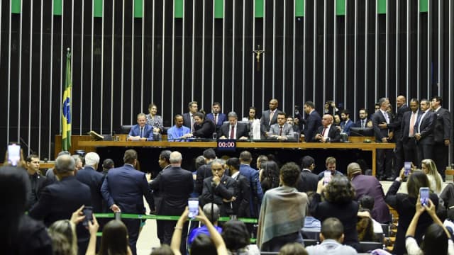 Plenário da Câmara dos Deputados reunido em sessão, com parlamentares e público presentes