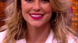 Paolla Oliveira sorri em retrato durante participação em programa de TV