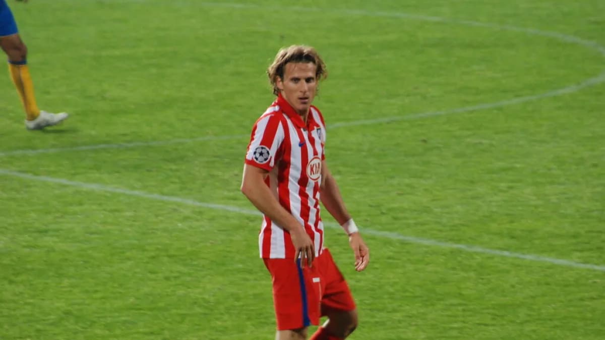 Diego Forlán em campo como jogador do Atlético de Madrid, em foto de arquivo