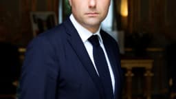 Retrato oficial de Sébastien Lecornu, primeiro-ministro da França