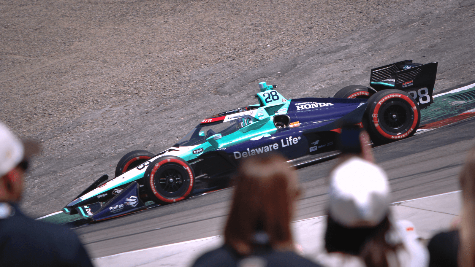 Carro de corrida número 28 de Marcus Ericsson em curva de circuito da IndyCar, foto de arquivo