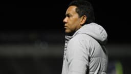 Comissão técnica do Coritiba observa a partida à beira do gramado durante jogo do Brasileirão