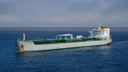 Navio-tanque de petróleo navega em alto-mar