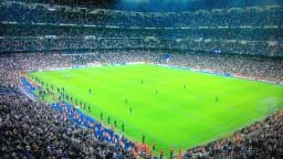 Vista geral do estádio Santiago Bernabéu lotado durante uma partida do Real Madrid