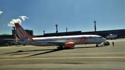 Avião da Gol Linhas Aéreas estacionado em pátio de aeroporto
