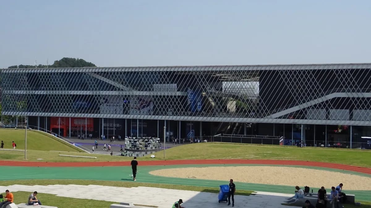 Vista aérea do campus da Alibaba Cloud em Hangzhou, na China, com pessoas caminhando em área externa