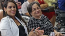 Maria da Penha Maia Fernandes, que dá nome à Lei Maria da Penha, sentada na plateia de um evento ao lado de outra mulher, em imagem de arquivo de novembro de 2018