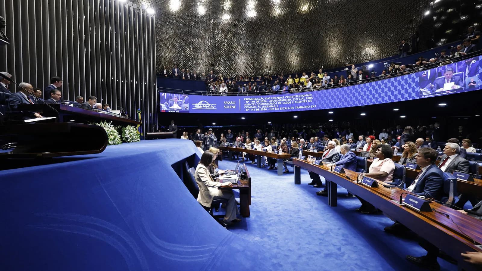 Plenário do Congresso Nacional durante sessão, com parlamentares nas bancadas