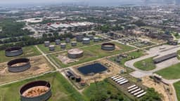 Vista aérea dos tanques de armazenamento da Refinaria de Manguinhos, no Rio de Janeiro