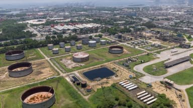 Vista aérea dos tanques de armazenamento da Refinaria de Manguinhos, no Rio de Janeiro