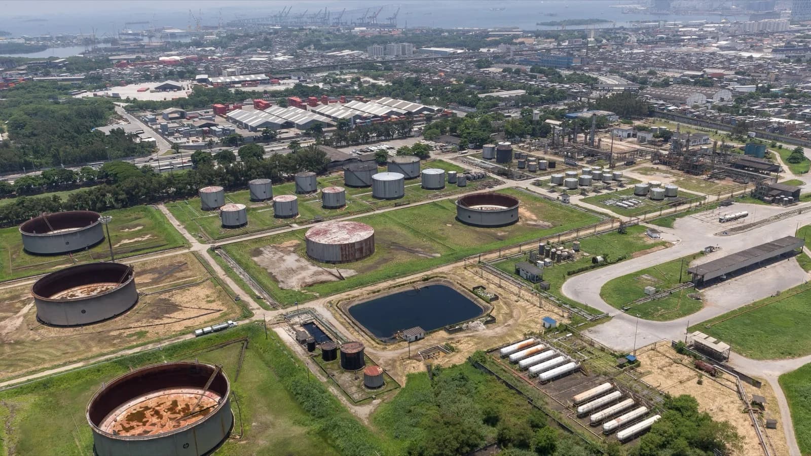 Vista aérea dos tanques de armazenamento da Refinaria de Manguinhos, no Rio de Janeiro