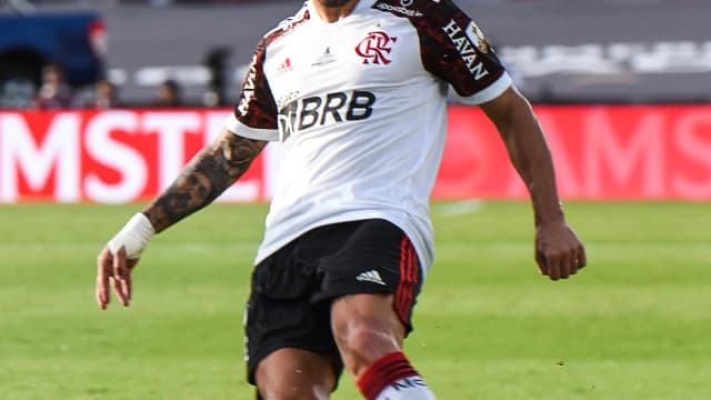 Arrascaeta, com o uniforme do Flamengo, conduz a bola em jogo da Libertadores