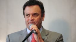 O senador Aécio Neves fala ao microfone durante sessão no Congresso