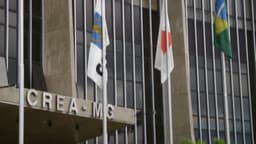 Fachada de entrada da sede do CREA-MG em Belo Horizonte, com bandeiras e a sigla do conselho, em foto de arquivo