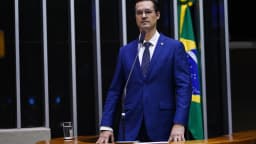 Deltan Dallagnol discursa em plenário da Câmara dos Deputados, com bandeira do Brasil ao fundo