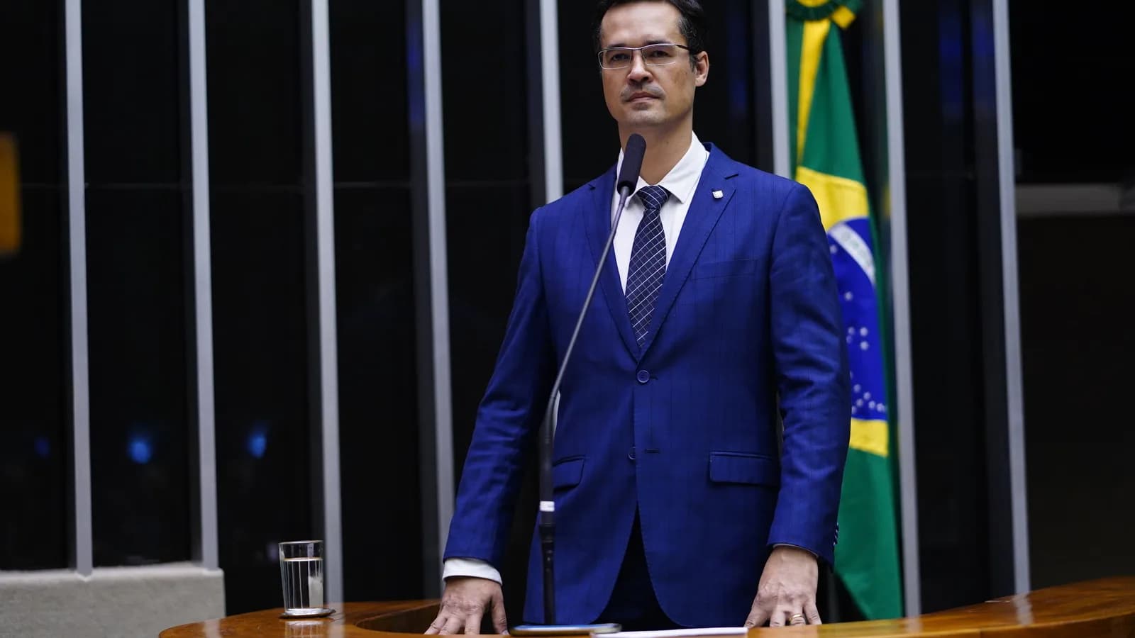 Deltan Dallagnol discursa em plenário da Câmara dos Deputados, com bandeira do Brasil ao fundo