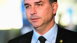 Flávio Bolsonaro concede entrevista a microfone da TV Senado