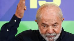 Lula gesticula durante discurso em ato público, foto de arquivo