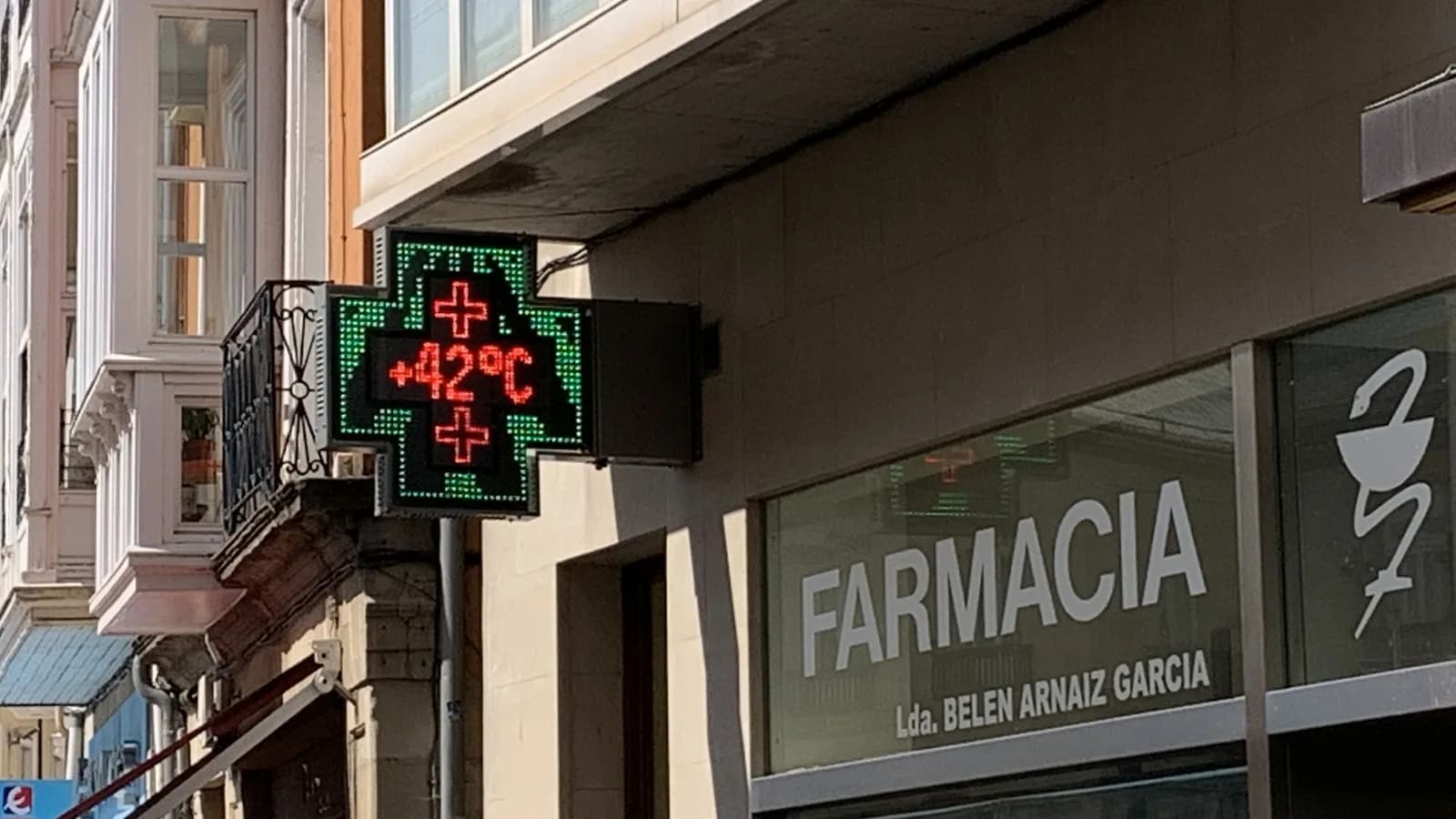Termômetro de rua marcando temperatura elevada, imagem ilustrativa de calor extremo