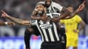 Jogadores do Botafogo comemoram gol abraçados durante partida do Brasileirão