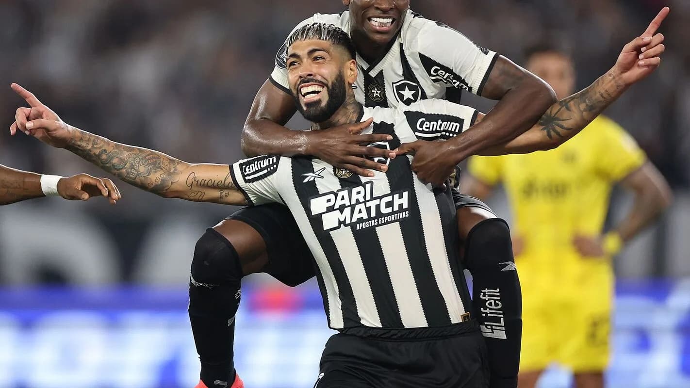 Jogadores do Botafogo comemoram gol abraçados durante partida do Brasileirão