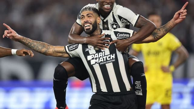 Jogadores do Botafogo comemoram gol abraçados durante partida do Brasileirão